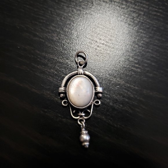 Vintage pendant in 925 silver with a mother-of-pearl cabochon, made in France. - Picture 3 of 5